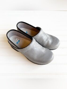 Dansko LT Women’s 39 Pro Grey Floral Tooled Clog